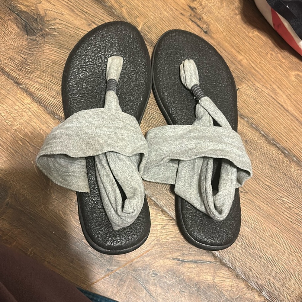 Gray sanuk